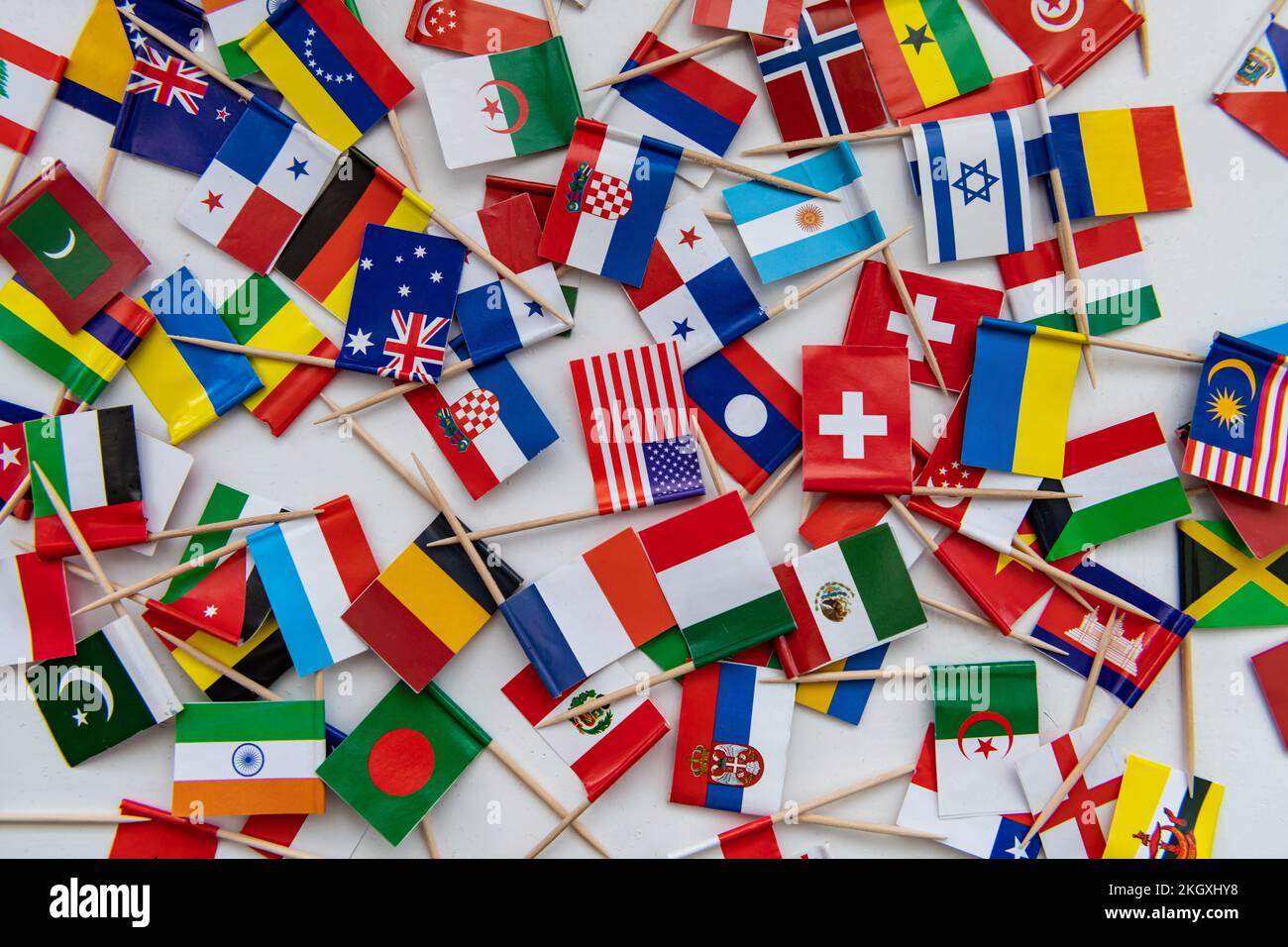 Kleine Zahnstochkarten vieler verschiedener Länder auf weißem Hintergrund. Stockfoto