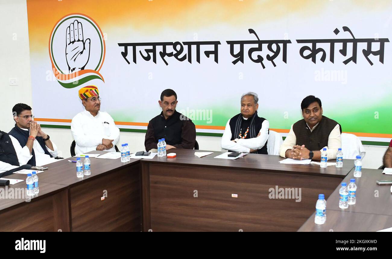 Jaipur, Indien, 23. November 2022: Rajasthan Chief Minister Ashok Gehlot, All India Congress Committee (AICC) General Secretary Jitendra Singh Alwar, Rajasthan Pradesh Congress Committee (RPCC) President Govind Singh Dotasra, Congress Leader Sachin Pilot und andere während der Sitzung des staatlichen Koordinierungskomitees zu dem Parteikomitee "Bharat Jodo Yatra" im RPCC-Kriegsraum in Jaipur. Kredit: Sumit Saraswat/Alamy Live News Stockfoto