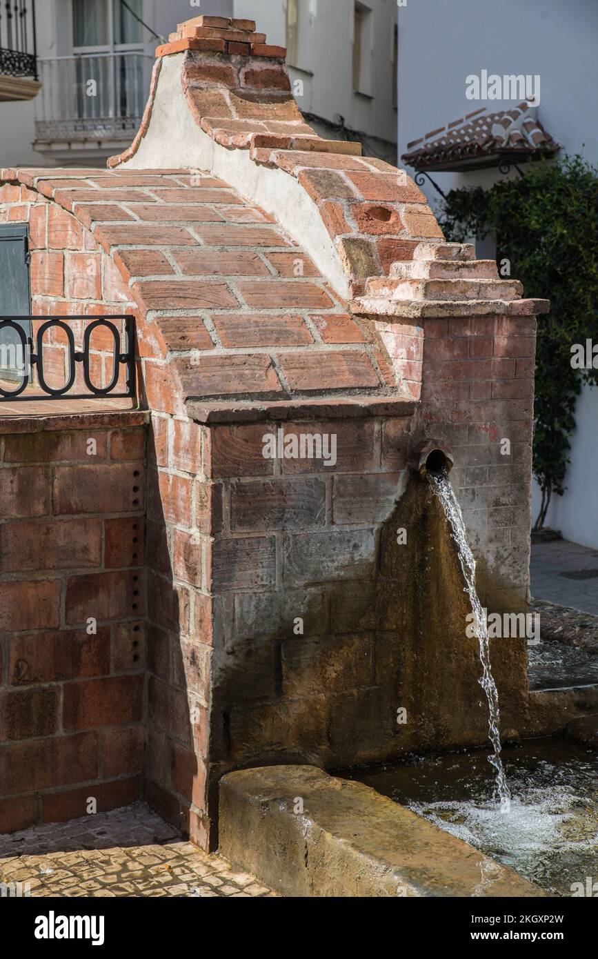 La Fuente de los Chorros oder Chorros Brunnen, erbaut im Jahr 1905, im Bergdorf Ojén, Andalusien, Spanien Stockfoto