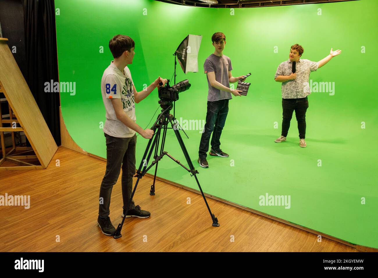 Studenten in Großbritannien, die einen grünen Bildschirm im TV- und Drama-Kurs verwenden. Stockfoto