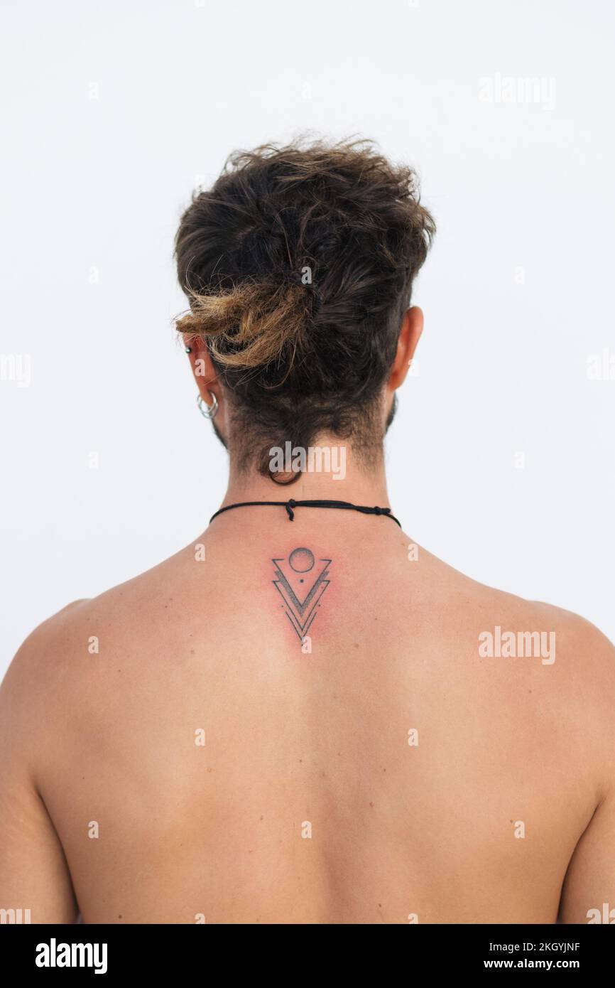 Ein neues Tattoo mit roter Hautirritation, minimalistisches Design mit Punkten, Dreiecken und Kreisen Stockfoto