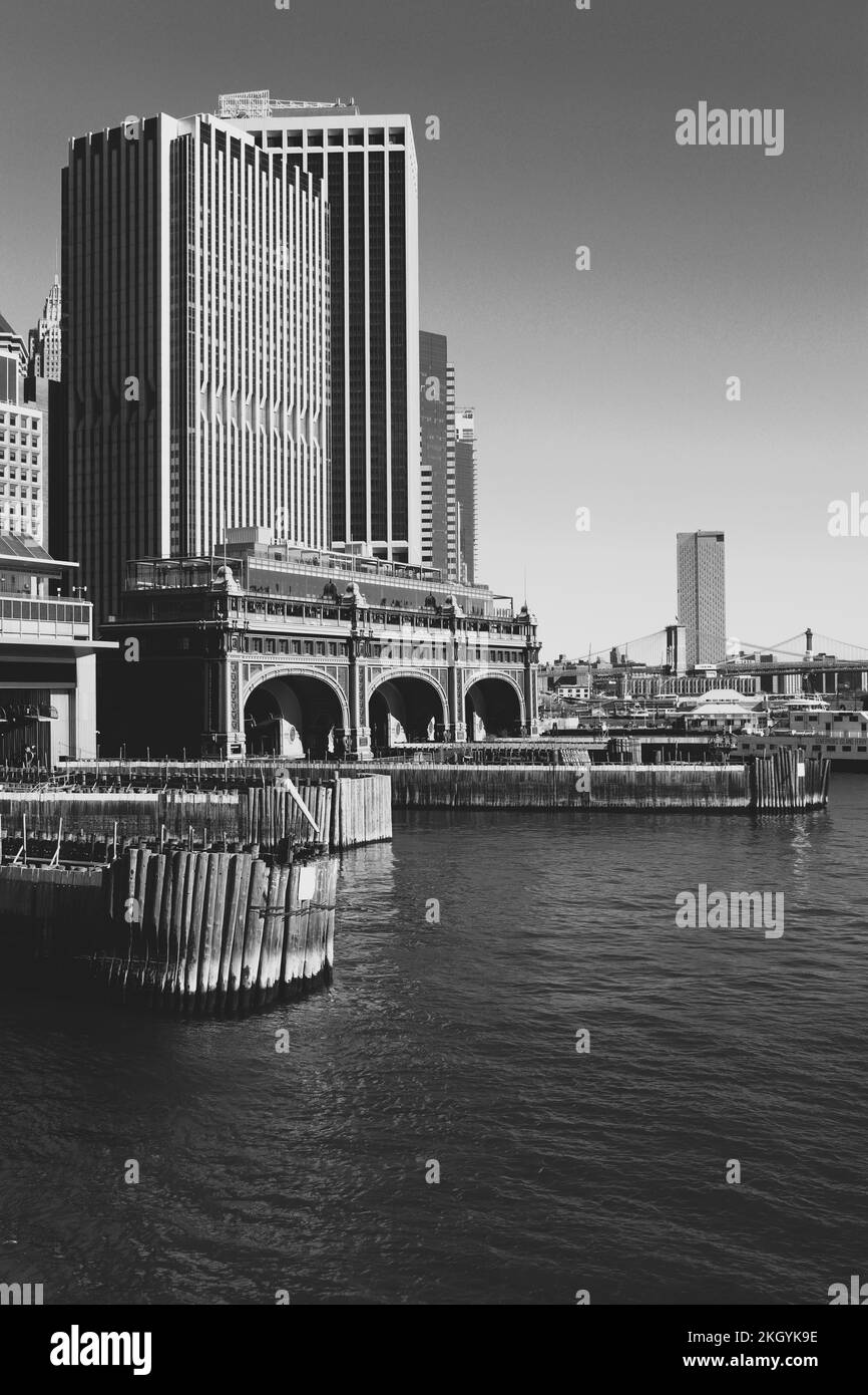 Die wunderschöne Skyline von New York City steht wie immer mit all ihrer Pracht, während der große alte Hafen von New York City stolz darunter steht. Stockfoto
