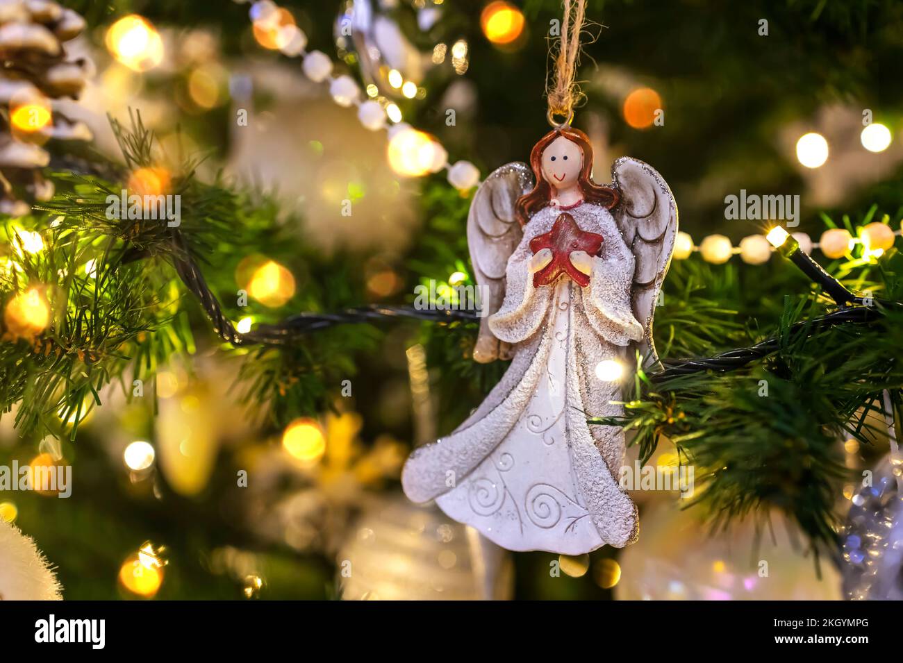 Schöne Weihnachtskomposition mit Weihnachtskoniferkegeln, Weihnachtsbaum, Weihnachtsdekoration, Engel. Draufsicht, Kopierbereich. Stockfoto