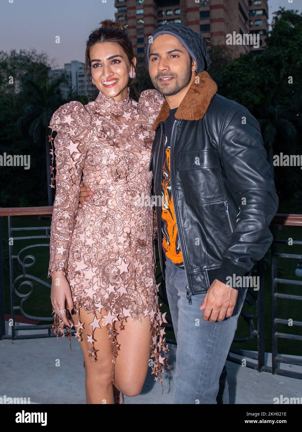 Neu-Delhi, Indien. 23.. November 2022. Bollywood Actor Varun Dhawan und Schauspielerin Kriti Sanon posieren für Fotos während der Werbung für ihren Film Bhediya in Neu-Delhi. (Foto: Pradeep Gaur/SOPA Images/Sipa USA) Guthaben: SIPA USA/Alamy Live News Stockfoto