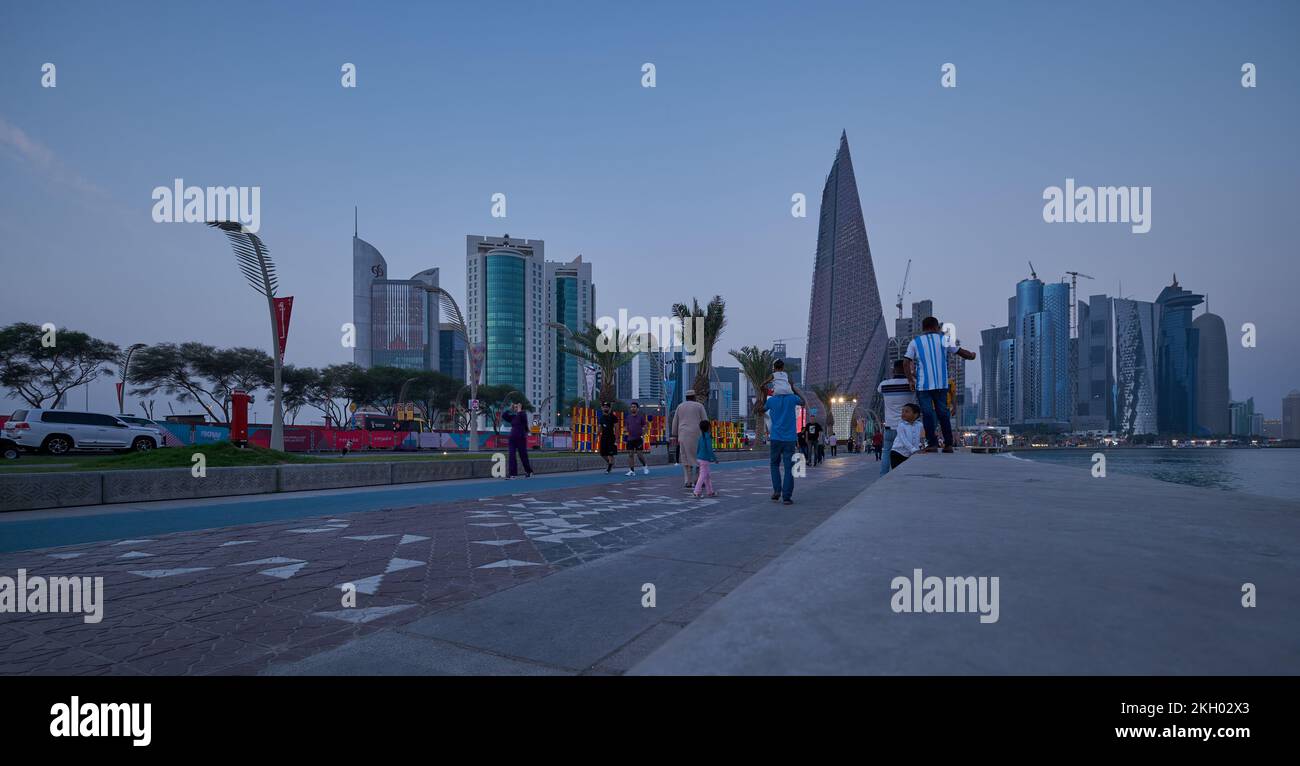 Doha corniche Sunset Shot zeigt Katar Vorbereitung auf die FIFA Weltmeisterschaft Katar 2022 mit Einheimischen und Besuchern, die auf der Promenade spazieren gehen Stockfoto