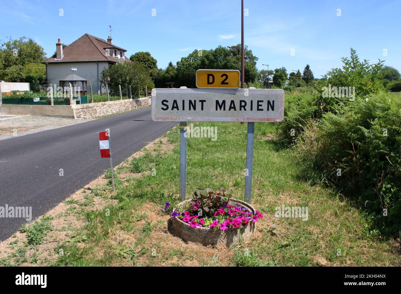 Beschilderung, die die Ankunft in dem hübschen Dorf Saint Marien in der Creuse-Region im ländlichen Mittelfrankreich zeigt. Stockfoto