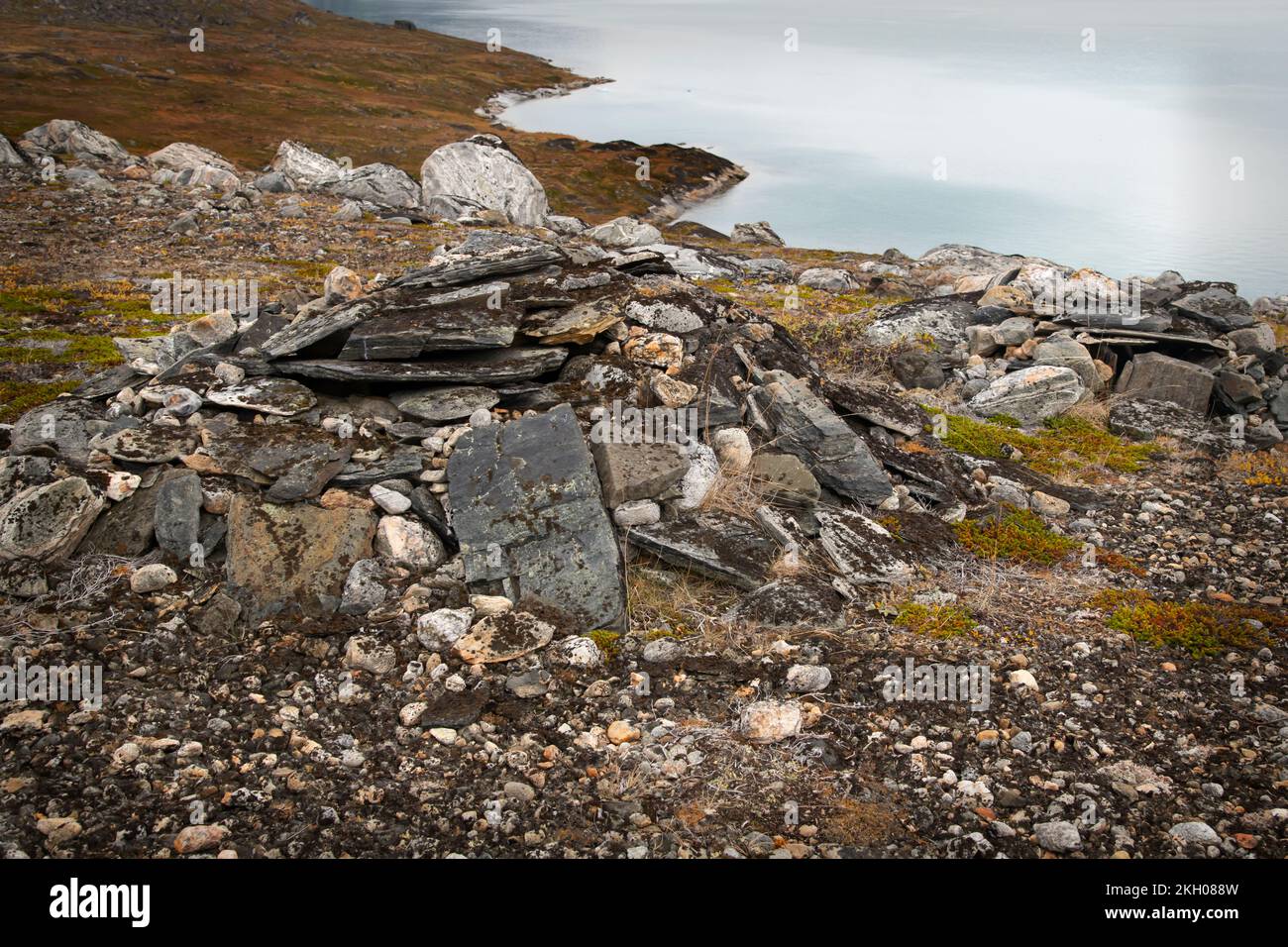 Inuit Grave, Kvanefjord, Sermersooq (Ort des Many Ice), Grönland Stockfoto