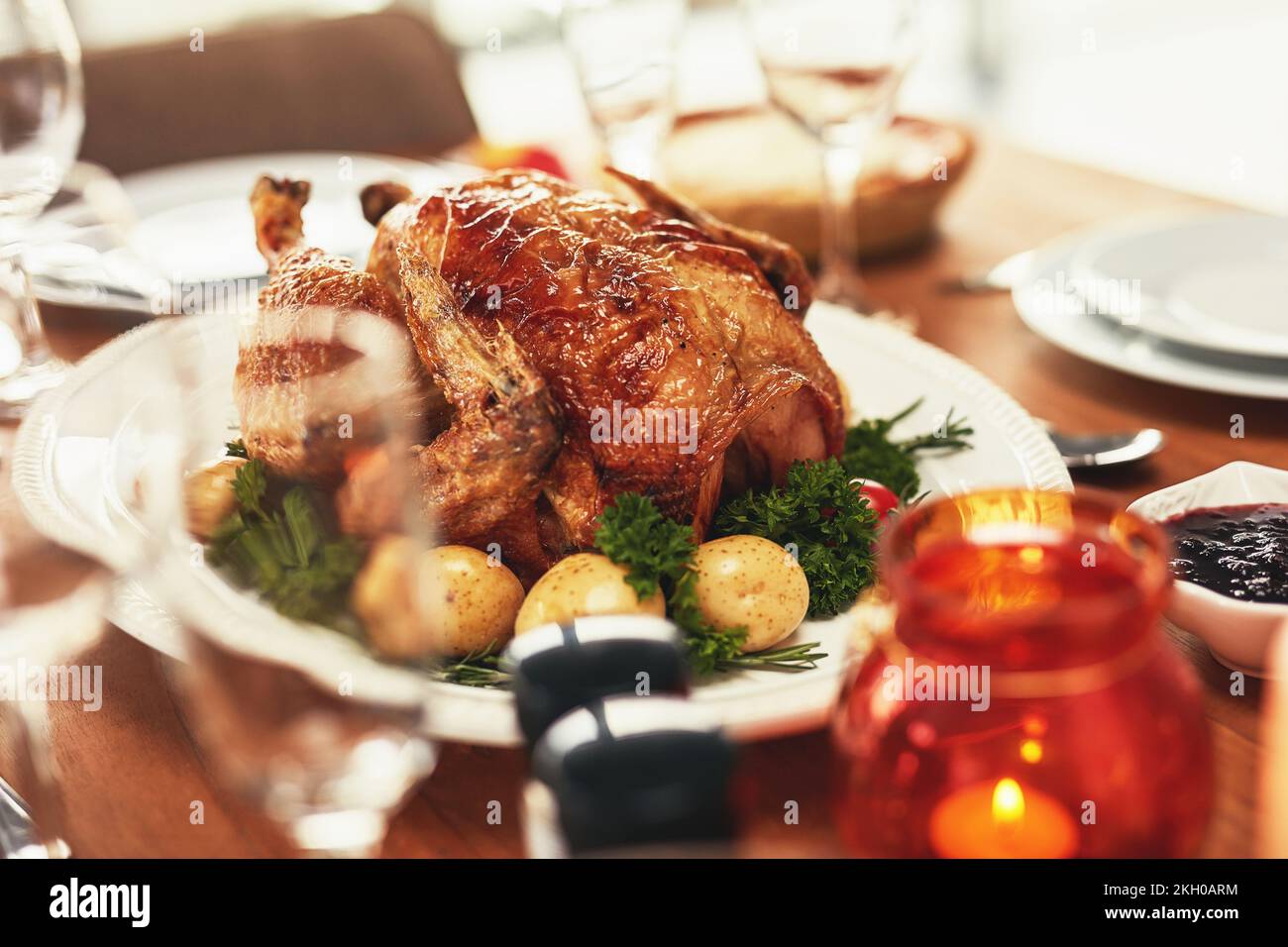 Hühnchen, truthahn oder Barbecue-Fleisch auf der Speiseplatte zu Weihnachten oder Thanksgiving in einem Familienheim. Grillgerichte und gegrilltes Hühnchen zum Feiern Stockfoto