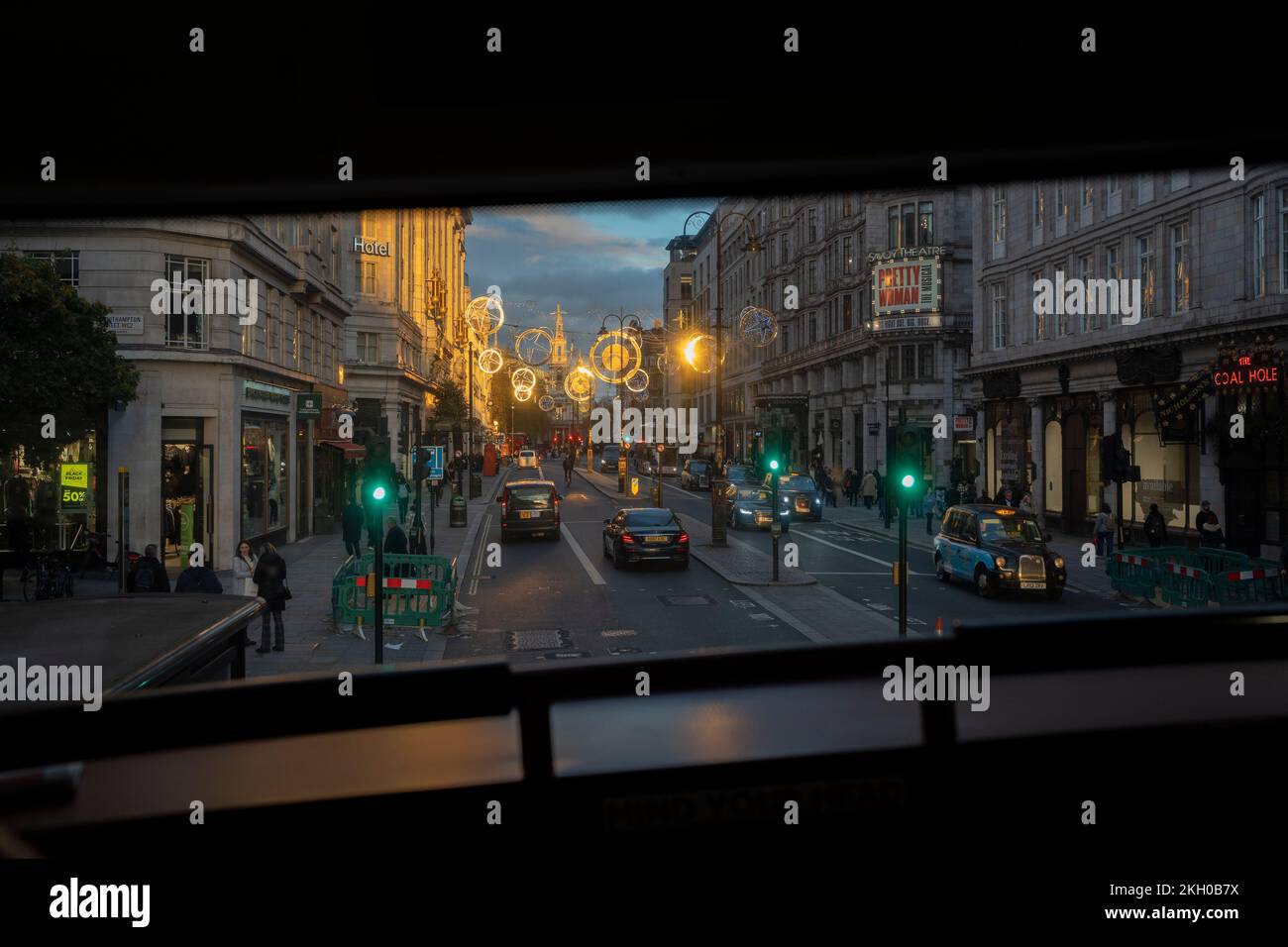 Vom Oberdeck eines Londoner Busses aus sehen Sie Weihnachtsdekorationen, die am späten Nachmittag in der Herbstsonne über dem Strand hängen, am 22.. November 2022 in London, England. Stockfoto
