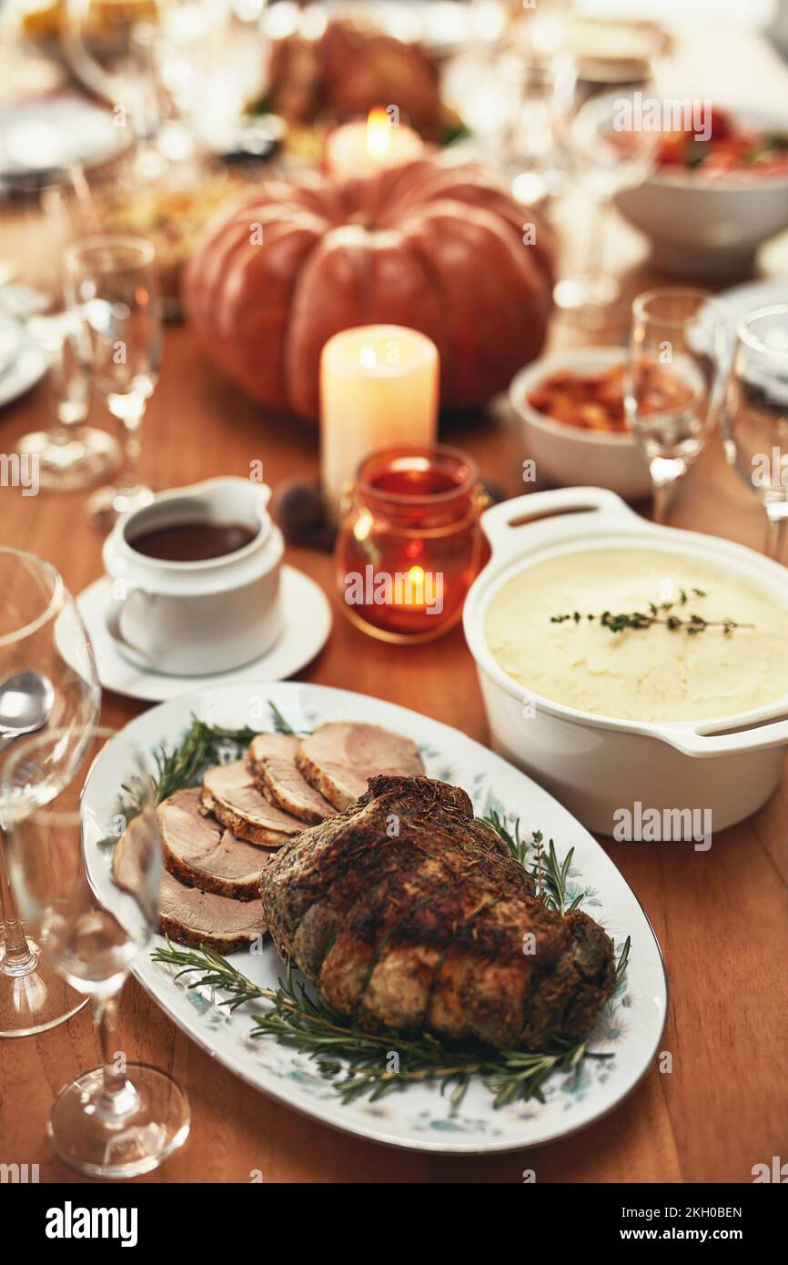 Thanksgiving, Essen und Fleisch auf dem Esstisch im Haus, leeres Haus oder Restaurant für Feiertagsfeier, Dinnerparty oder gesundes Mittagessen. Zoom, Textur Stockfoto
