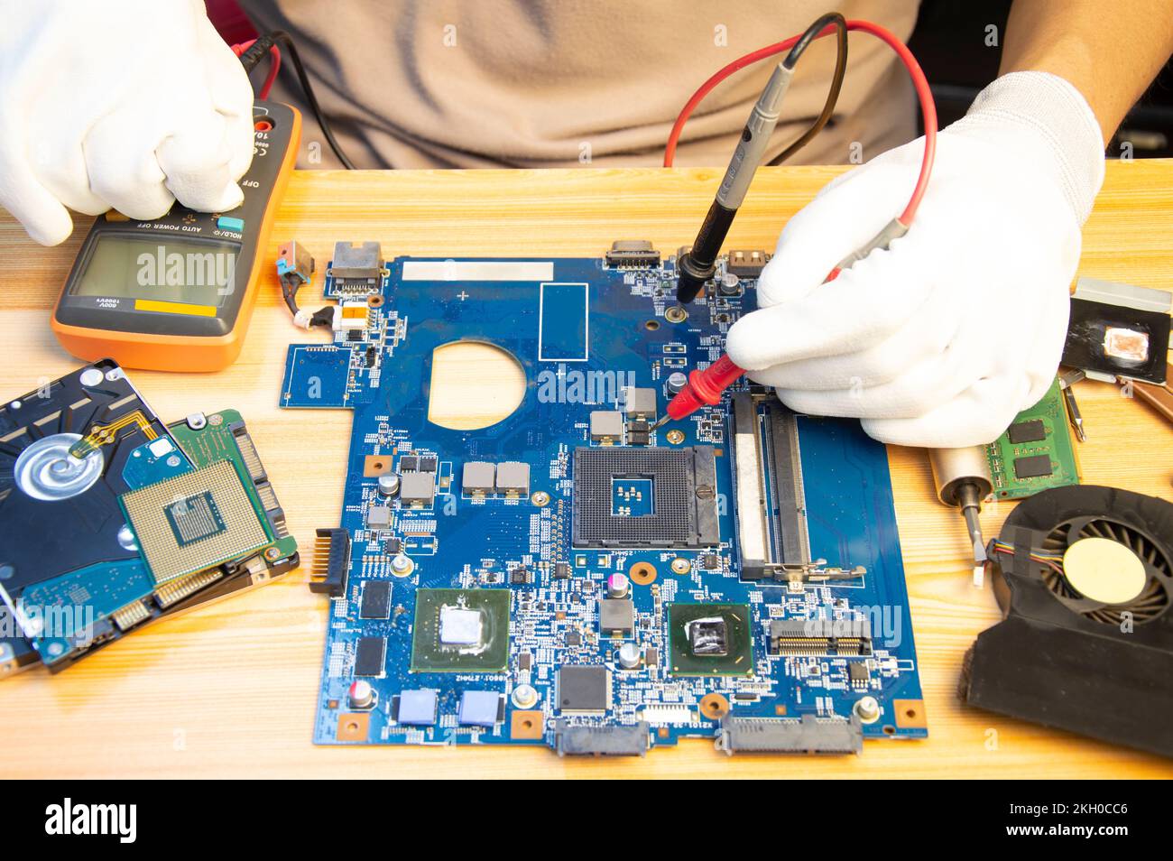 Fixing computer desk -Fotos und -Bildmaterial in hoher Auflösung – Alamy