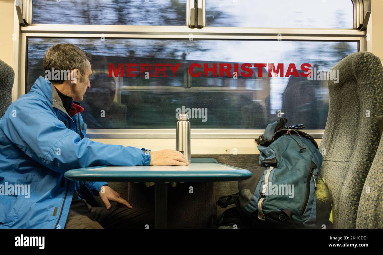 Frohe Weihnachten am Fenster des Zuges. Christmas Rail Strike, RMT Union, Industrial Action, UK, Züge, Strike... Konzept Stockfoto