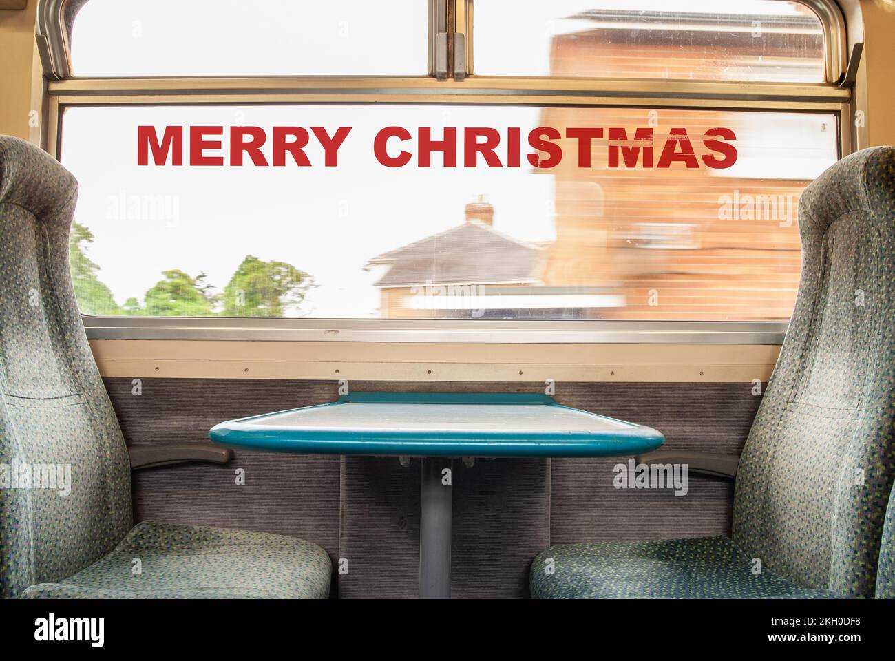 Frohe Weihnachten am Fenster des Zuges. Christmas Rail Strike, RMT Union, Industrial Action, UK, Züge, Strike... Konzept Stockfoto