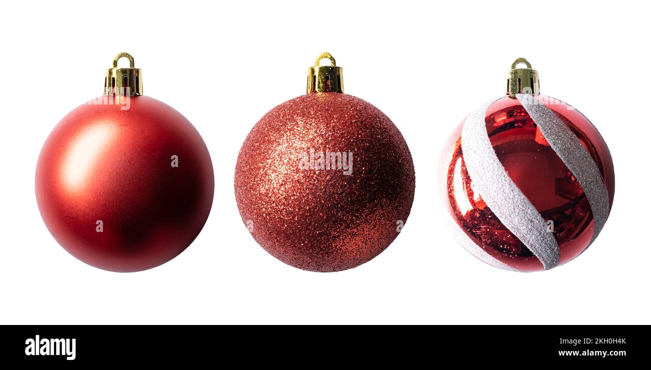 Rote Kugeln zum Dekorieren von Weihnachtsbäumen mit Schneideweg Stockfoto