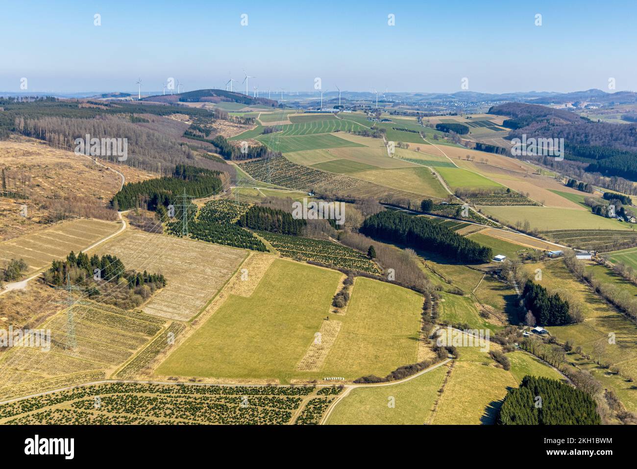 Luftaufnahme, Wiesen und Felder mit Windturbinen am Horizont nahe Nuttlar, Bestwig, Sauerland, Nordrhein-Westfalen, Deutschland Stockfoto