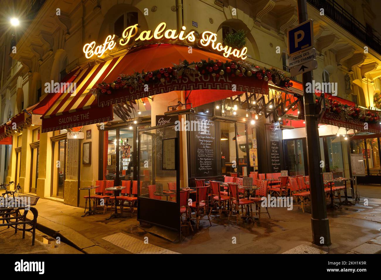 Das Café Palais Royal ist eines der historischen Bistros im Herzen von Paris. Stockfoto