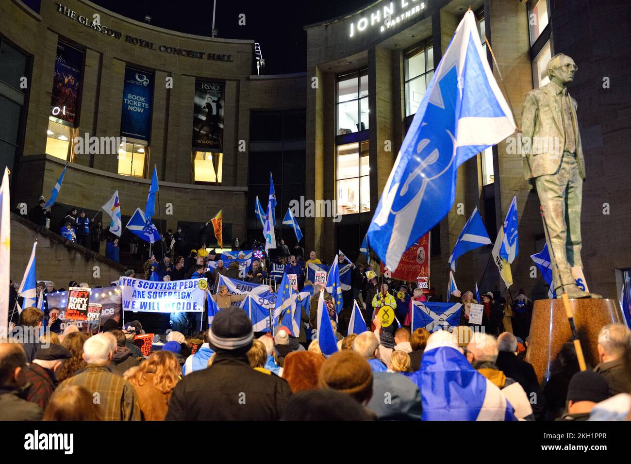 Anhänger der Unabhängigkeit versammeln sich auf den Stufen der Glasgow Royal Concert Hall als Reaktion auf das Urteil des Obersten Gerichtshofs gegen den Indyref2 23.. November 2022 Stockfoto