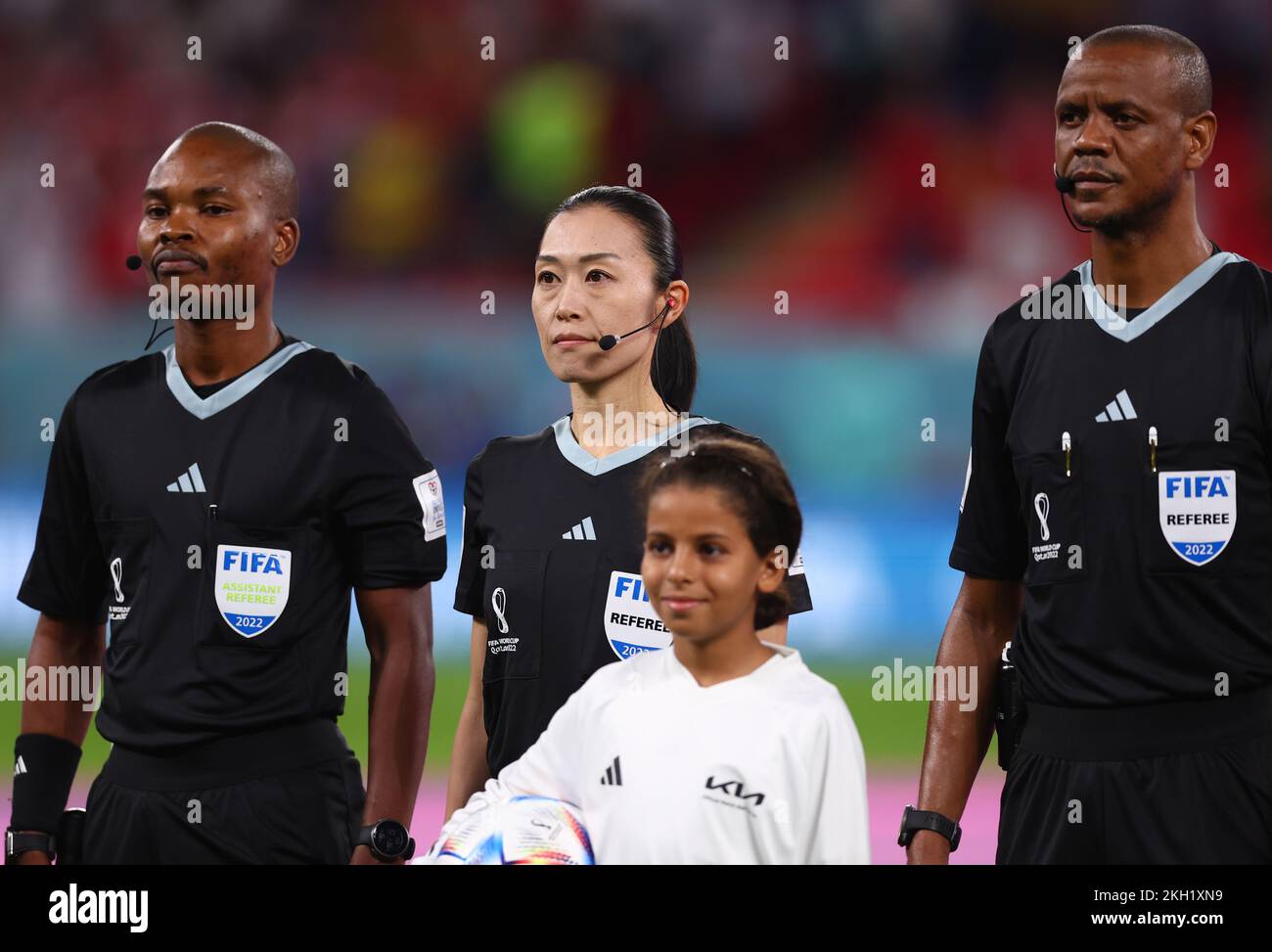 Al-Rayyan, Katar. 23.. November 2022. Yoshimi Yamashita (c) stellt sich während des Spiels der FIFA-Weltmeisterschaft 2022 im Ahmad bin Ali Stadium, Al Rayyan, als vierter weiblicher Beamter auf. Der Bildausdruck sollte lauten: David Klein/Sportimage Credit: Sportimage/Alamy Live News Stockfoto