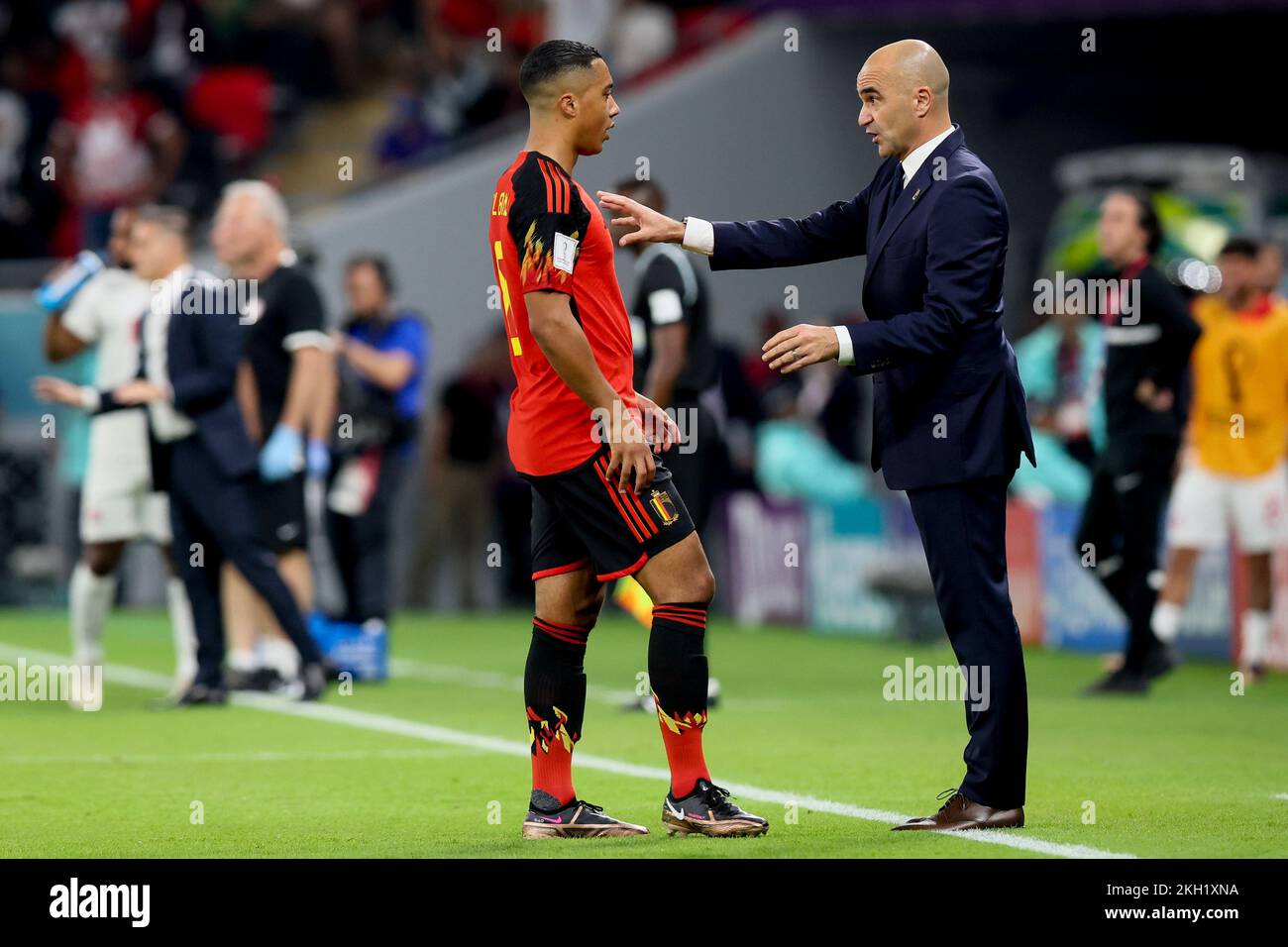Der belgische Cheftrainer Roberto Martinez spricht mit den belgischen Youri Tielemans während eines Fußballspiels zwischen der belgischen Nationalmannschaft der Red Devils und Kanada in Gruppe F der FIFA-Weltmeisterschaft 2022 in Al Rayyan, Staat Katar, am Mittwoch, den 23. November 2022. BELGA FOTO BRUNO FAHY Stockfoto