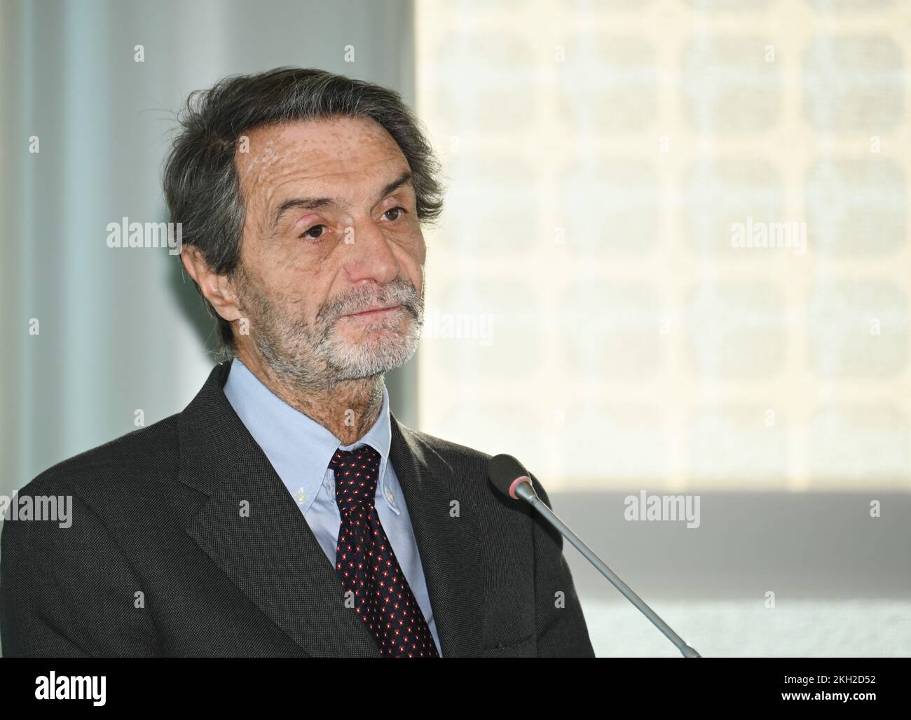 Mailand, Italien. 23.. November 2022. Mailand, Italien die Neuerungen der Wintersaison 2022-2023c, die im Belvedere des Palazzo Lombardia vorgestellt wurden, und die Umgestaltungsarbeiten im Hinblick auf die Olympischen und Paralympischen Winterspiele 2026 in Mailand, Daniela Santanchè Tourismusministerin, Attilio Fontana Gouverneur der Lombardei, Lara Magoni nahm an der Veranstaltung des Regionalrats für Tourismus, territoriales Marketing und Mode Teil. Im Bild: Attilio Fontana Gouverneur der Lombardei Credit: Unabhängige Fotoagentur/Alamy Live News Stockfoto
