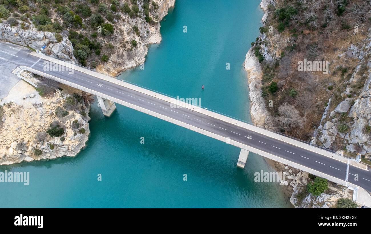 Luftaufnahme des Pont du Galetas an der Grenze der Schluchten du Verdon und Lac de Sainte-Croix in Aiguines. Stockfoto