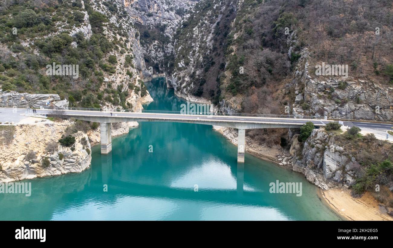 Luftaufnahme des Pont du Galetas an der Grenze der Schluchten du Verdon und Lac de Sainte-Croix in Aiguines. Stockfoto