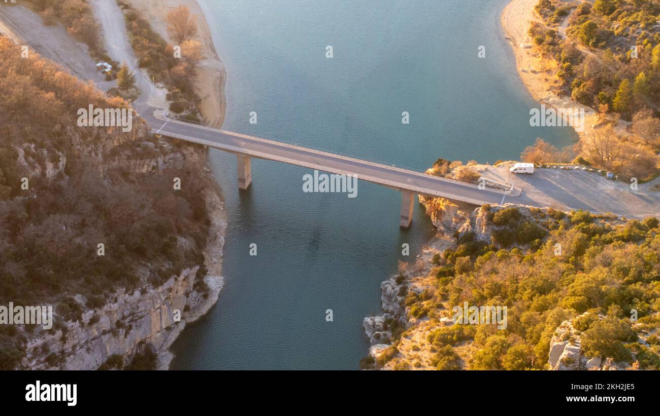 Luftaufnahme des Pont du Galetas an der Grenze der Schluchten du Verdon und Lac de Sainte-Croix in Aiguines. Stockfoto