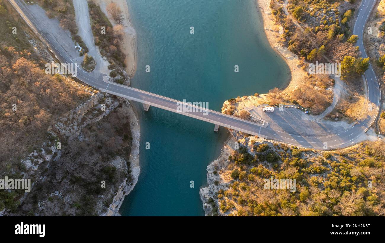 Luftaufnahme des Pont du Galetas an der Grenze der Schluchten du Verdon und Lac de Sainte-Croix in Aiguines. Stockfoto