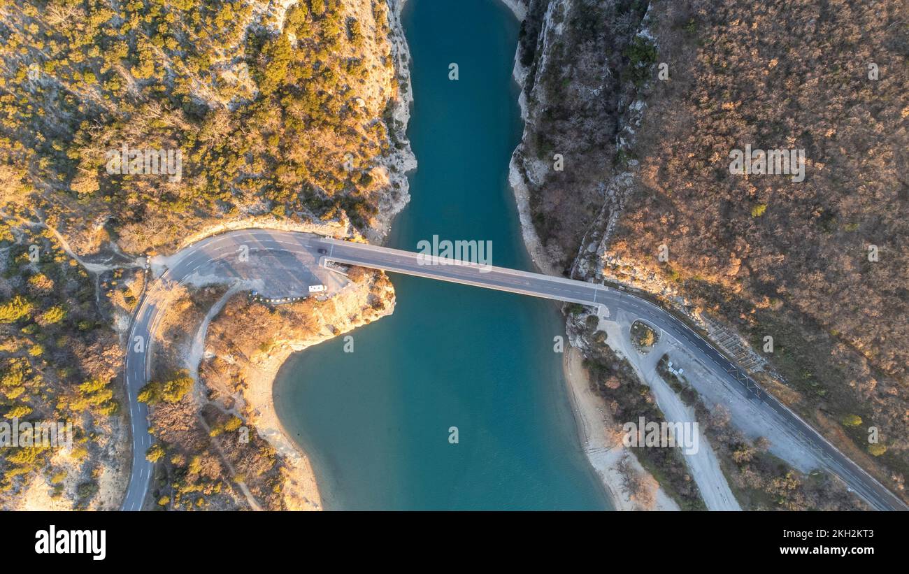 Luftaufnahme des Pont du Galetas an der Grenze der Schluchten du Verdon und Lac de Sainte-Croix in Aiguines. Stockfoto