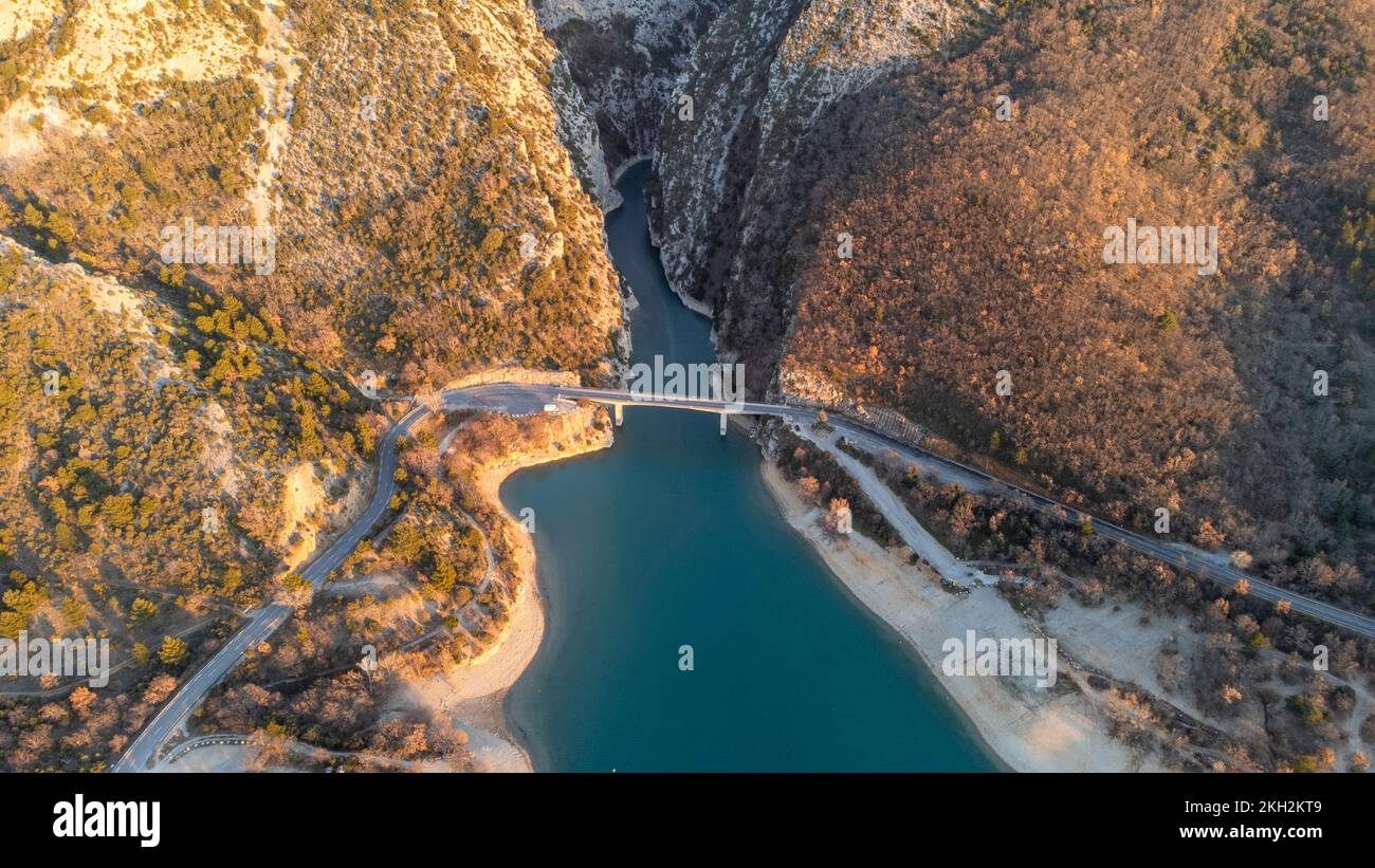 Luftaufnahme des Pont du Galetas an der Grenze der Schluchten du Verdon und Lac de Sainte-Croix in Aiguines. Stockfoto