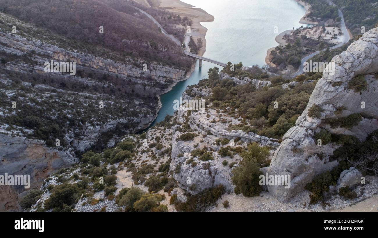 Luftaufnahme des Pont du Galetas an der Grenze der Schluchten du Verdon und Lac de Sainte-Croix in Aiguines. Stockfoto