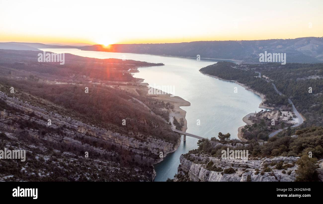 Luftaufnahme des Pont du Galetas an der Grenze der Schluchten du Verdon und Lac de Sainte-Croix in Aiguines. Stockfoto