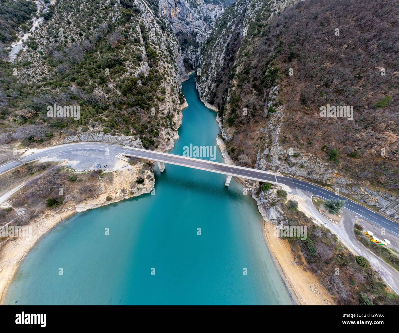 Luftaufnahme des Pont du Galetas an der Grenze der Schluchten du Verdon und Lac de Sainte-Croix in Aiguines. Stockfoto