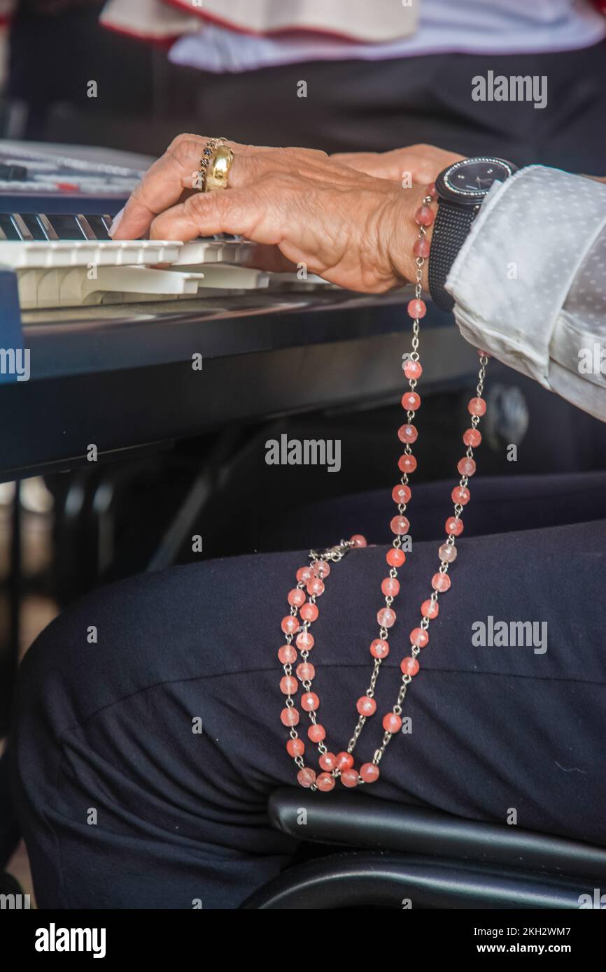 Salvador, Bahia, Brasilien - 26. Mai 2016: Geschlossenes Porträt einer Hand, die als Hommage an den Corpus christ Klavier spielt, in der Stadt Salvador, Brasilien. Stockfoto