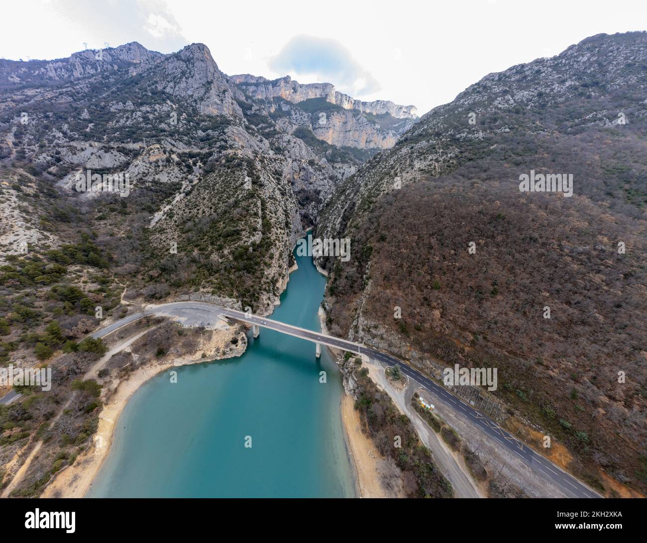 Luftaufnahme des Pont du Galetas an der Grenze der Schluchten du Verdon und Lac de Sainte-Croix in Aiguines. Stockfoto