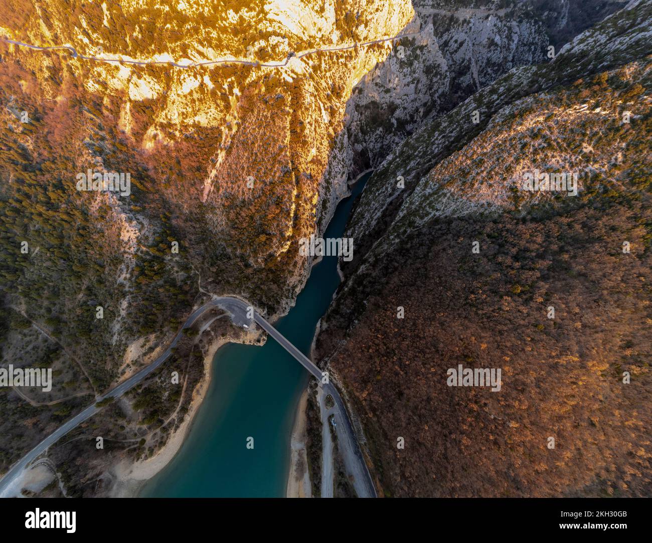 Luftaufnahme des Pont du Galetas an der Grenze der Schluchten du Verdon und Lac de Sainte-Croix in Aiguines. Stockfoto