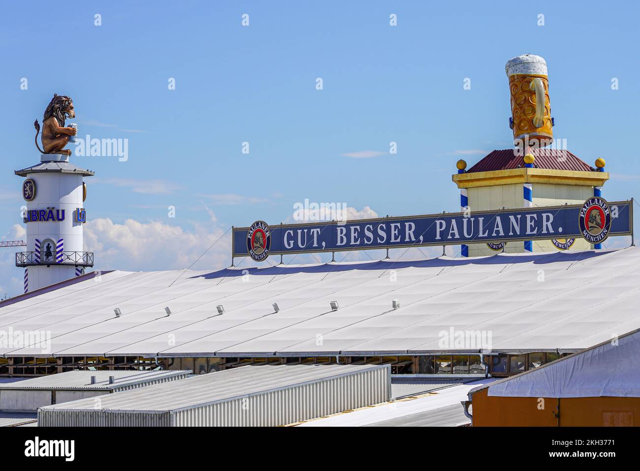 Im Spätsommer beginnt jedes Jahr zur gleichen Zeit der Aufbau der ca. 48 Bierzelte auf der Theresienwiese in München für das Oktoberfest. Stockfoto