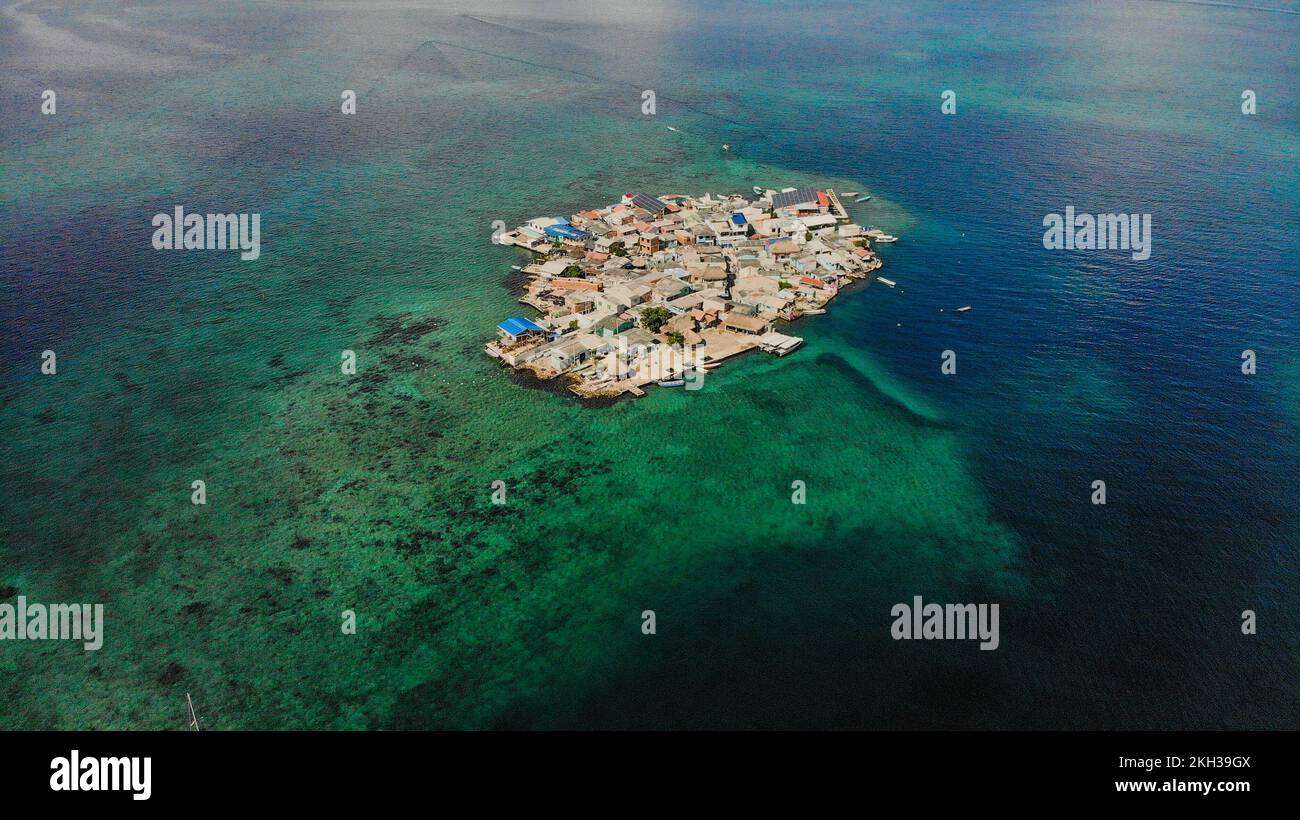 Unvergleichlicher Blick auf Santa Cruz del Islote. Diese knstliche  handgefertigte Insel in der kolumbianischen Karibik gilt als einer der  dichtesten Orte der Erde. Sie hat durchschnittlich 1,25 Einwohner pro Jahr,  und 65 %