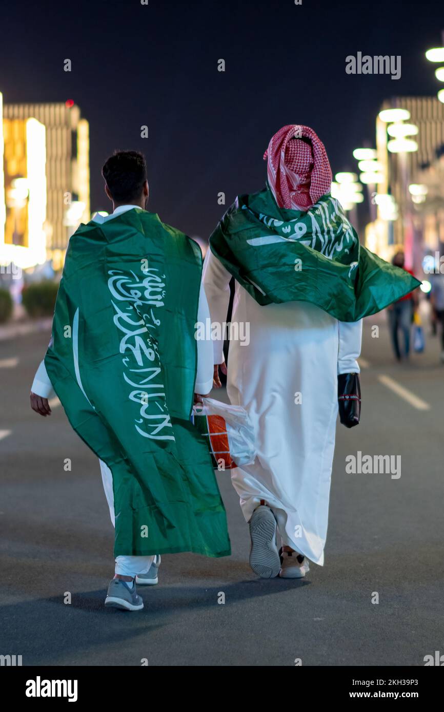 Saudi-Football-Fans auf dem Lusail Boulevard FIFA Fußball-Weltmeisterschaft in Katar Stockfoto