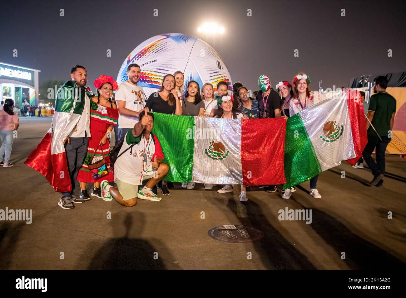 Fußballfans feiern die Eröffnungszeremonie in der Doha Fan Zone Katar. Mexikanische Fußballfans in Katar Stockfoto