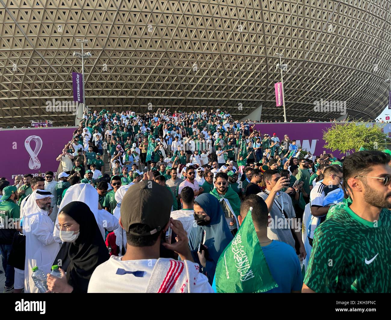 Saudische Zuschauer im Lusail-Stadion nach dem Weinspiel gegen die argentinische FIFA-Weltmeisterschaft Katar 2022 Stockfoto