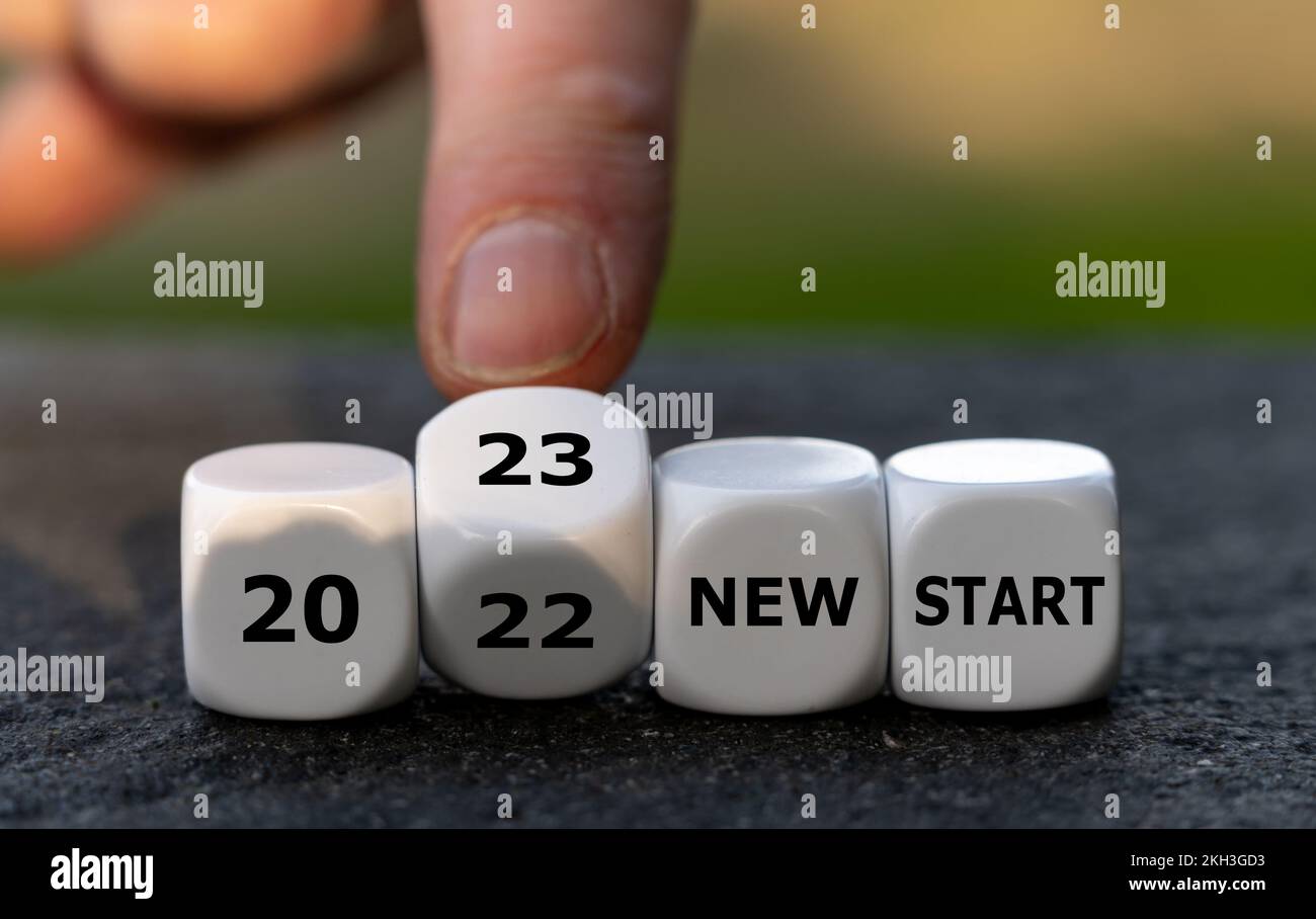 Cubes bilden den Ausdruck „2023 New Start“. Stockfoto