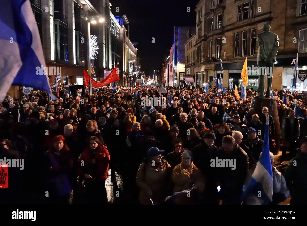 23., November 2022, Glasgow Scotland, Großbritannien. Menschen versammelten sich auf den Stufen der Buchanan Street in Glasgow, um gegen die Entscheidung des Obersten Gerichtshofs zu protestieren, mit der die schottische Regierung daran gehindert werden soll, ein Referendum abzuhalten. Kredit. Douglas Carr/Alamy Live News Stockfoto