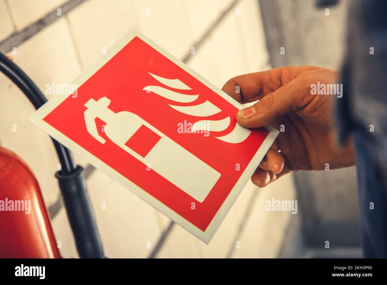 Nahaufnahme des Etiketts für Brandsicherheit mit dem Schild für den Feuerlöscher zur Kennzeichnung der Geräteplatzierung. Stockfoto