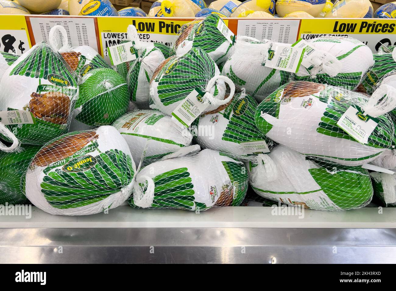 Victorville, Kalifornien, USA – 23. November 2022: Gefrorene Truthähne, die an Thanksgiving im Angebot sind, werden im Winco Supermarket in Victorville, Kalifornien, hoch gestapelt Stockfoto