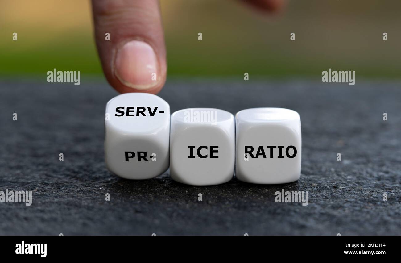 Cubes bilden den Ausdruck „Service price ratio“. Stockfoto