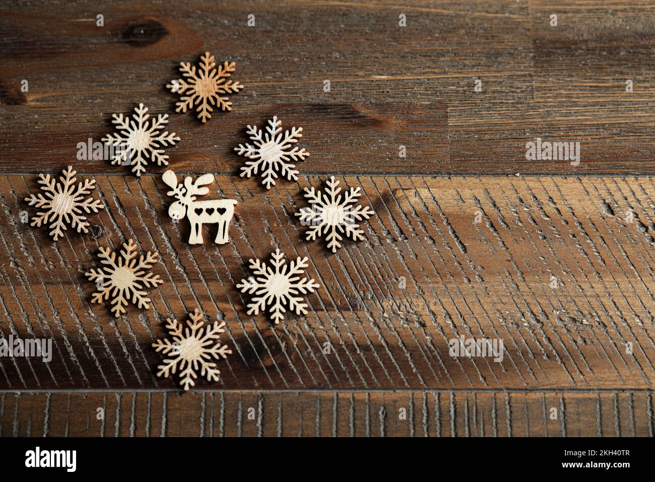 Die hölzernen Schneeflocken werden auf einem Tisch in quadratischer Form aufgestellt Stockfoto