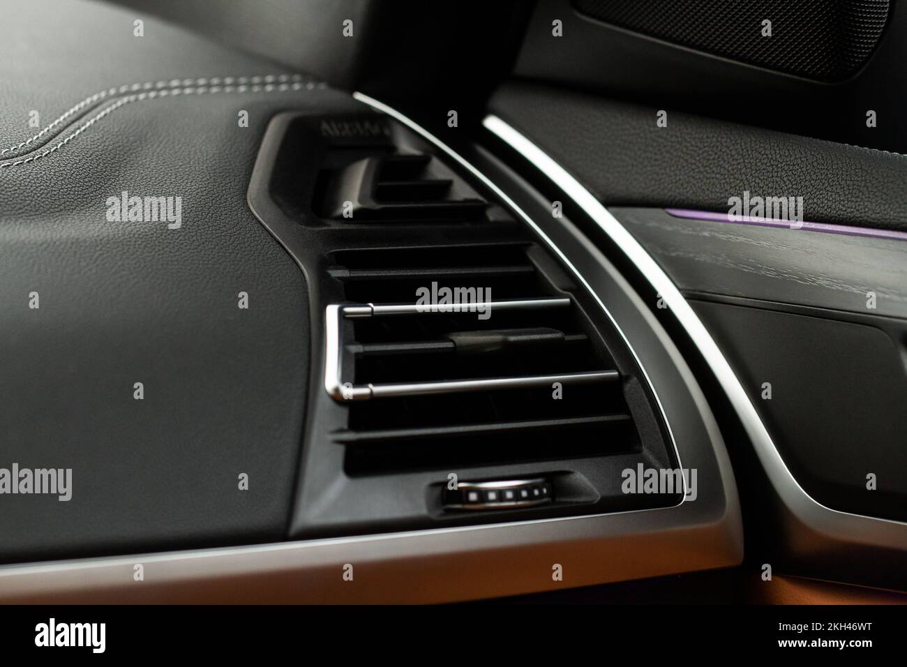 Auto Klimaanlage Nahaufnahme. Die Klimaanlage fließt im Auto. Detail Innenraum des Autos. Luftkanäle. Stockfoto