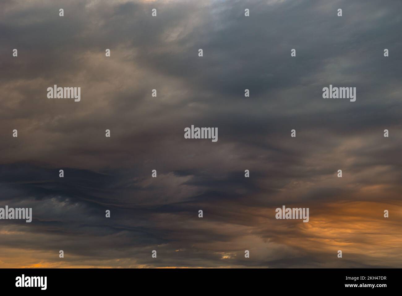 Bewölkter Himmel am Morgen. Dramatische Wolken bei Sonnenaufgang oder Sonnenuntergang. Wettervorhersage oder Konzeptfoto des Sturms. Stockfoto