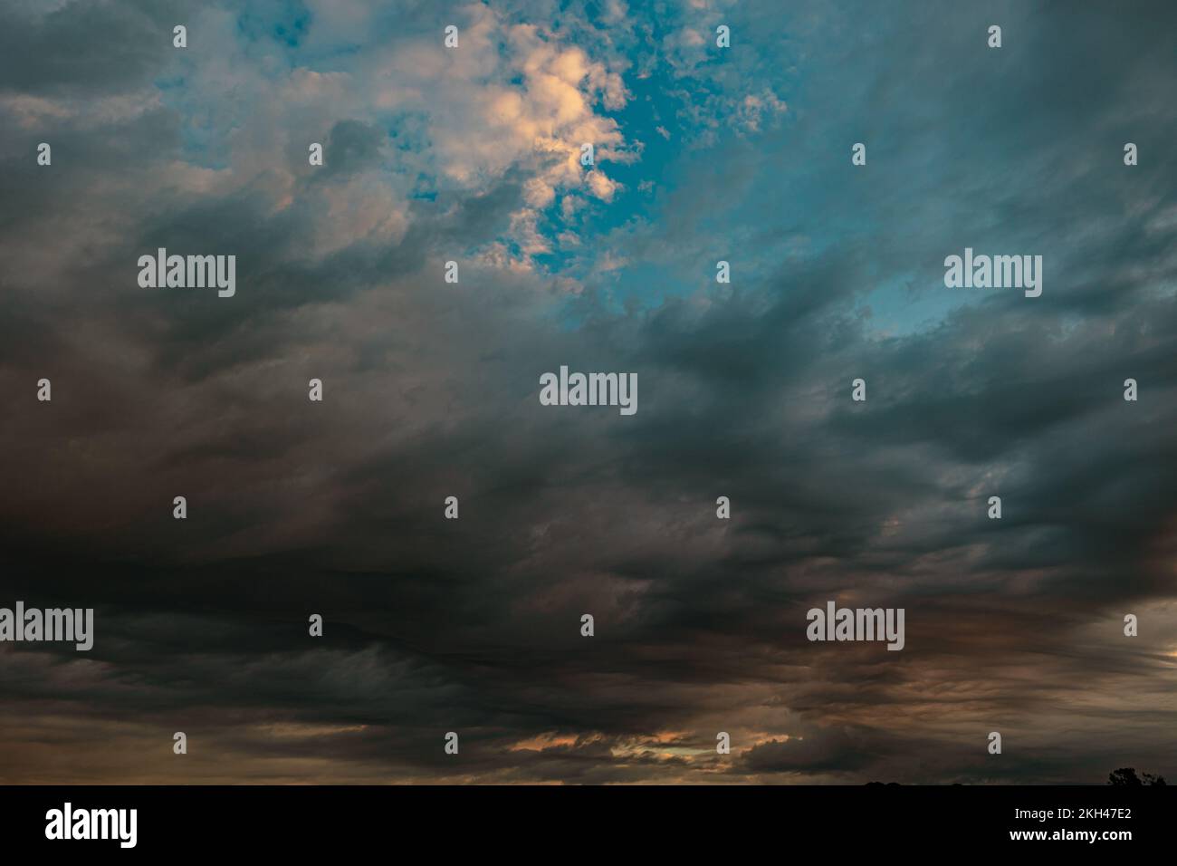 Dramatische oder kinoreiche Wolken. Wolkenlandschaft bei Sonnenuntergang oder Sonnenaufgang. Sturmkonzept-Foto. Stockfoto